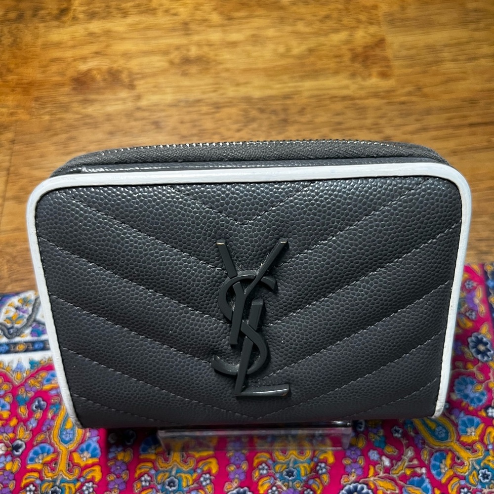 Saint Laurent Grey Pebbled Leather Compact Wallet with White Trim - Picture 2 of 10